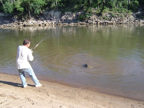Homem pescando no rio