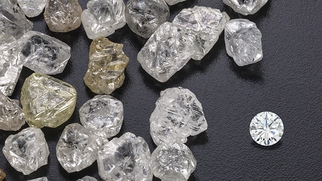 Diamantes brutos e um lapidado